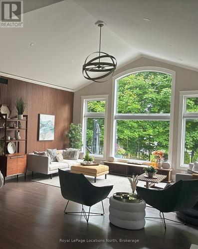 107 Hoggard Court, Blue Mountains (Thornbury), ON - Indoor Photo Showing Living Room