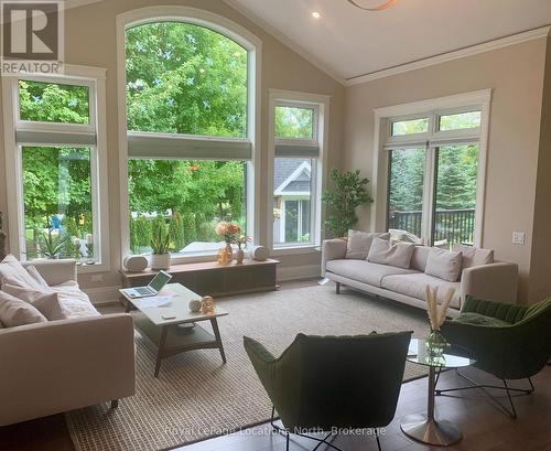 107 Hoggard Court, Blue Mountains (Thornbury), ON - Indoor Photo Showing Living Room