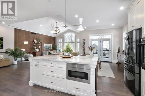 107 Hoggard Court, Blue Mountains (Thornbury), ON - Indoor Photo Showing Kitchen With Upgraded Kitchen