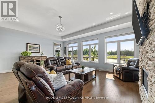 132 Cherrywood Parkway, Greater Napanee, ON - Indoor Photo Showing Living Room