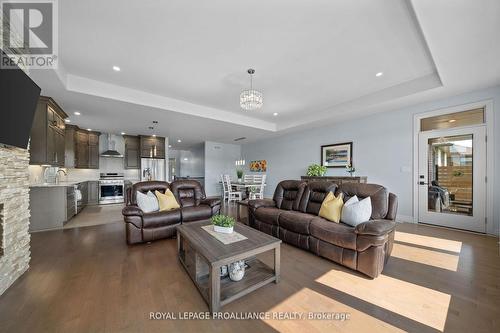 132 Cherrywood Parkway, Greater Napanee, ON - Indoor Photo Showing Living Room