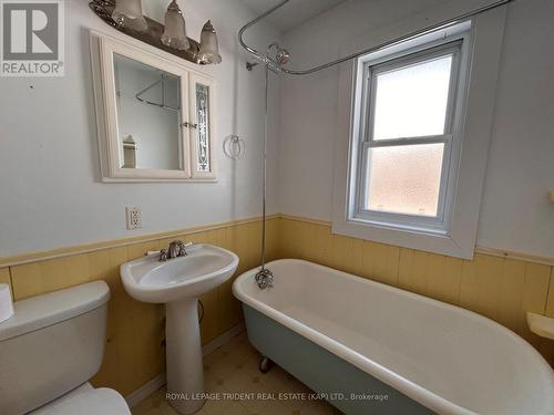 24 Aurora Avenue, Kapuskasing, ON - Indoor Photo Showing Bathroom