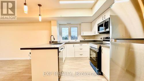 C34 - 350 Fisher Mills Road, Cambridge, ON - Indoor Photo Showing Kitchen