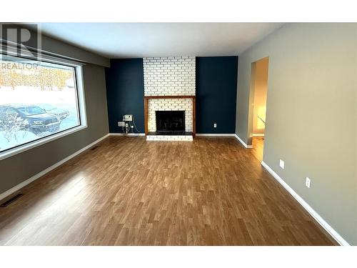 823 6Th Avenue, Kimberley, BC - Indoor Photo Showing Living Room With Fireplace