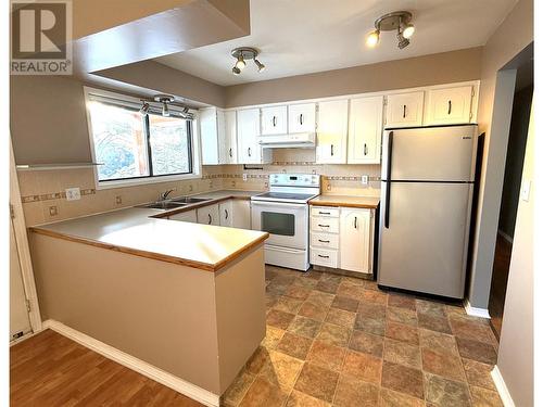 823 6Th Avenue, Kimberley, BC - Indoor Photo Showing Kitchen With Double Sink