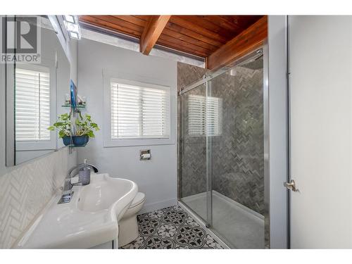 1618 Duncan Ave E Avenue, Penticton, BC - Indoor Photo Showing Bathroom