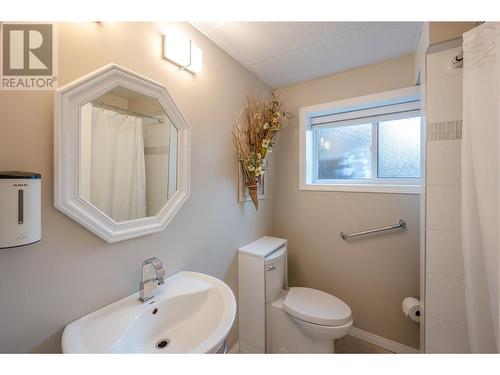 1618 Duncan Ave E Avenue, Penticton, BC - Indoor Photo Showing Bathroom