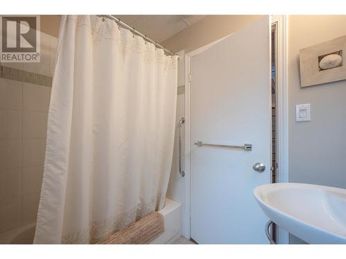 1618 Duncan Ave E Avenue, Penticton, BC - Indoor Photo Showing Bathroom