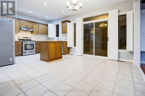 32 Riverglen Street, Brampton, ON - Indoor Photo Showing Kitchen