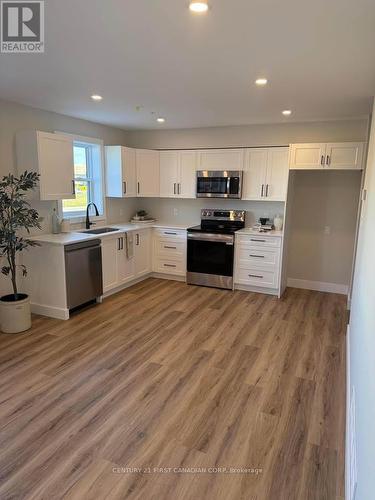 D - 200 Centre Street, St. Thomas, ON - Indoor Photo Showing Kitchen