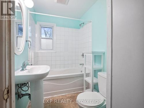 2 Alice Street, St. Catharines (452 - Haig), ON - Indoor Photo Showing Bathroom