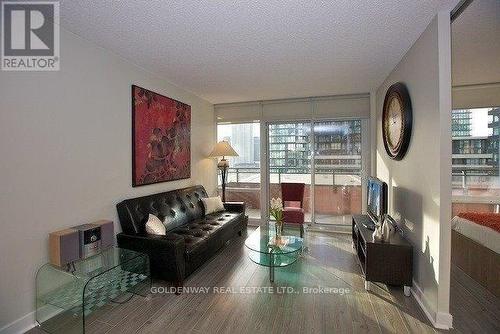 721 - 4K Spadina Avenue, Toronto, ON - Indoor Photo Showing Living Room With Fireplace