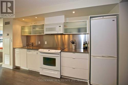 721 - 4K Spadina Avenue, Toronto, ON - Indoor Photo Showing Kitchen