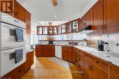 2 Hilda Street, Welland (767 - N. Welland), ON - Indoor Photo Showing Kitchen