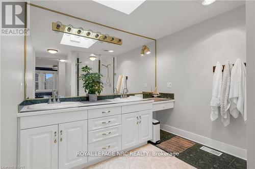 2 Hilda Street, Welland (767 - N. Welland), ON - Indoor Photo Showing Bathroom