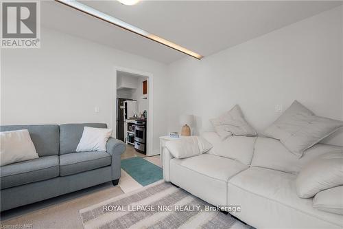 2 Hilda Street, Welland (767 - N. Welland), ON - Indoor Photo Showing Living Room