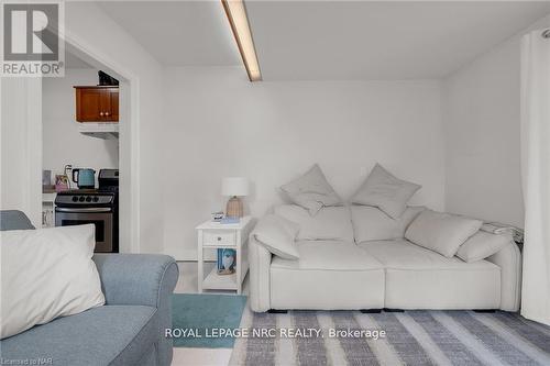 2 Hilda Street, Welland (767 - N. Welland), ON - Indoor Photo Showing Living Room