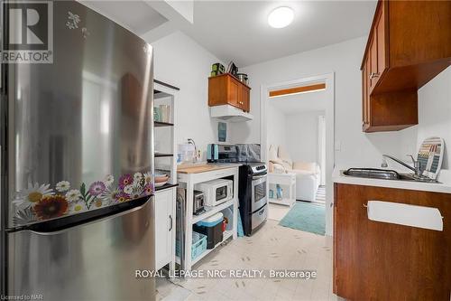 2 Hilda Street, Welland (767 - N. Welland), ON - Indoor Photo Showing Kitchen