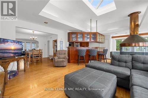 2 Hilda Street, Welland (767 - N. Welland), ON - Indoor Photo Showing Living Room