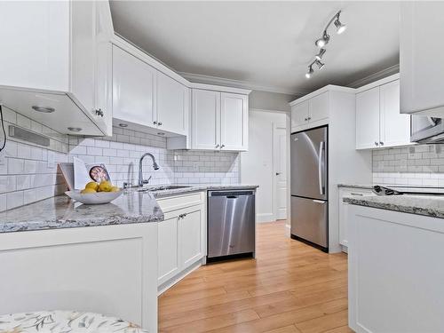 206C-4678 Elk Lake Dr, Saanich, BC - Indoor Photo Showing Kitchen