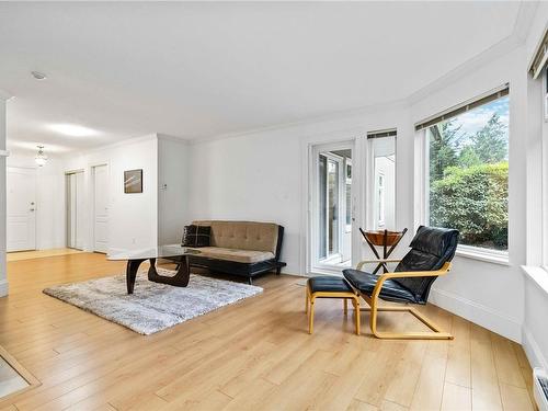 206C-4678 Elk Lake Dr, Saanich, BC - Indoor Photo Showing Living Room