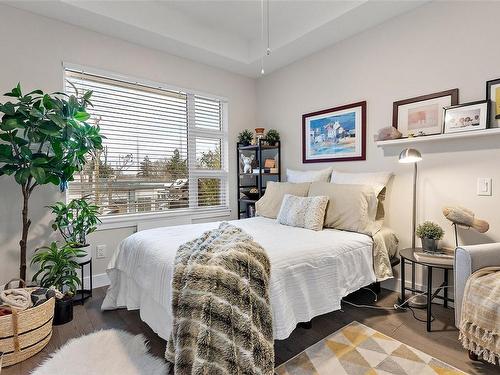 309-9861 Third St, Sidney, BC - Indoor Photo Showing Bedroom