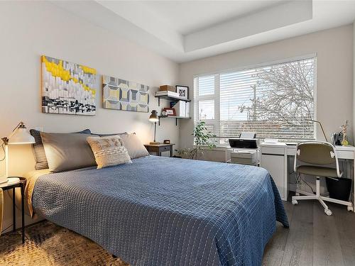 309-9861 Third St, Sidney, BC - Indoor Photo Showing Bedroom