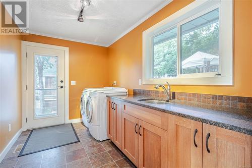 1158 Kathleen Dr, Duncan, BC - Indoor Photo Showing Laundry Room