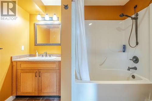 1158 Kathleen Dr, Duncan, BC - Indoor Photo Showing Bathroom