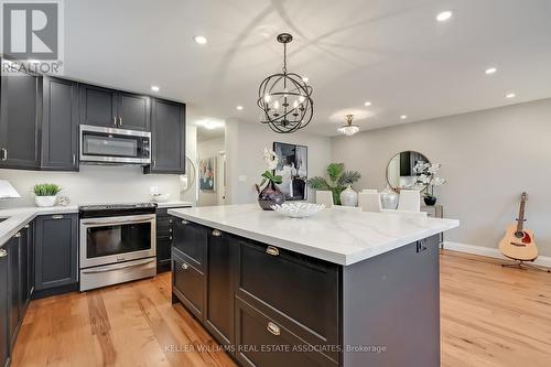 3451 Ashcroft Crescent, Mississauga, ON - Indoor Photo Showing Kitchen With Upgraded Kitchen