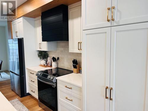 514 14Th Street Unit# 403, Invermere, BC - Indoor Photo Showing Kitchen