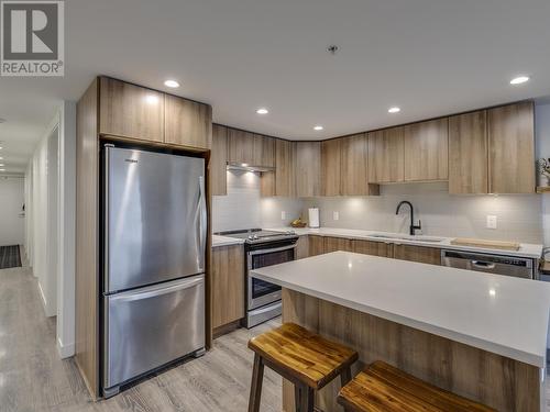 209 1365 Pemberton Avenue, Squamish, BC - Indoor Photo Showing Kitchen With Upgraded Kitchen