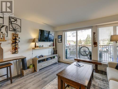 209 1365 Pemberton Avenue, Squamish, BC - Indoor Photo Showing Living Room