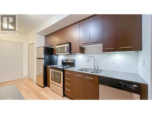 212 2343 Atkins Avenue, Port Coquitlam, BC - Indoor Photo Showing Kitchen With Double Sink