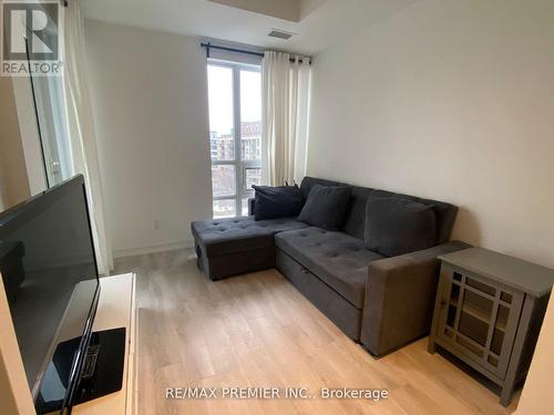 606 - 621 Sheppard Avenue E, Toronto, ON - Indoor Photo Showing Living Room