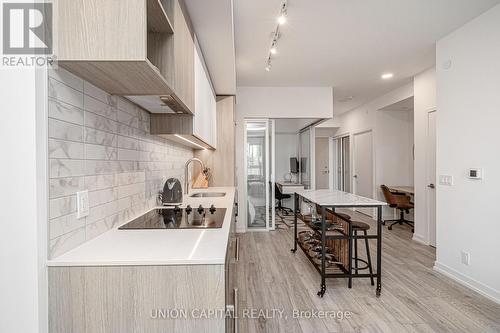 502 - 2020 Bathurst Street, Toronto, ON - Indoor Photo Showing Kitchen