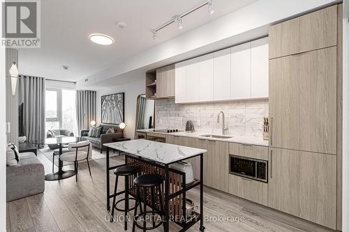 502 - 2020 Bathurst Street, Toronto, ON - Indoor Photo Showing Kitchen With Upgraded Kitchen