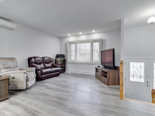 Living room - 8225 Rue Agathe, Laval (Saint-François), QC - Indoor Photo Showing Living Room