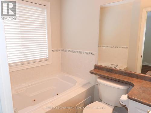 123 - 710 Spring Gardens Road, Burlington, ON - Indoor Photo Showing Bathroom