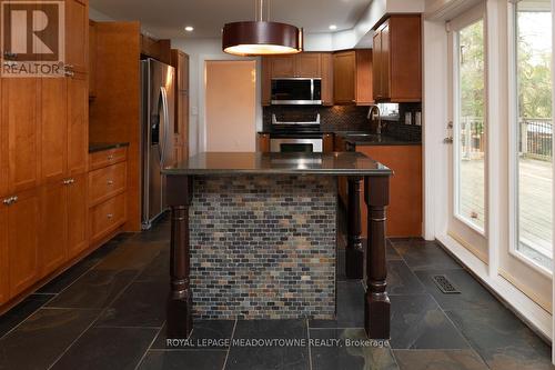 1435 Petrie Way, Mississauga, ON - Indoor Photo Showing Kitchen