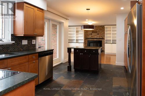 1435 Petrie Way, Mississauga, ON - Indoor Photo Showing Kitchen