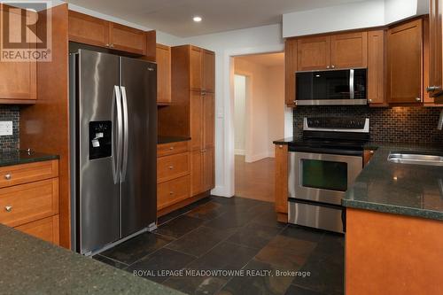 1435 Petrie Way, Mississauga, ON - Indoor Photo Showing Kitchen With Double Sink