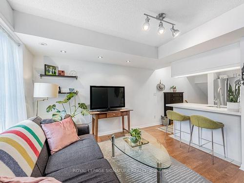 741-5 Everson Dr, Toronto, ON - Indoor Photo Showing Living Room