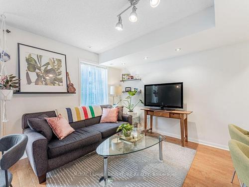 741-5 Everson Dr, Toronto, ON - Indoor Photo Showing Living Room