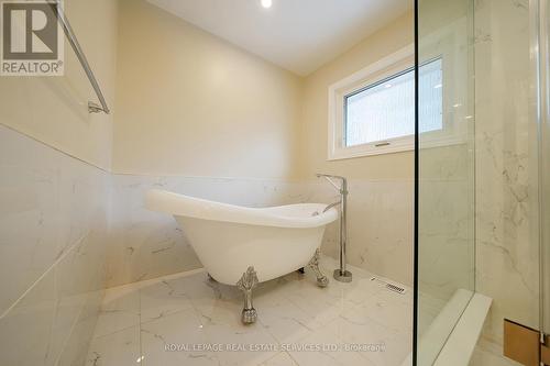 OAKVILLE, ON - Indoor Photo Showing Bathroom