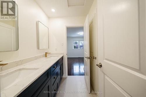 OAKVILLE, ON - Indoor Photo Showing Bathroom