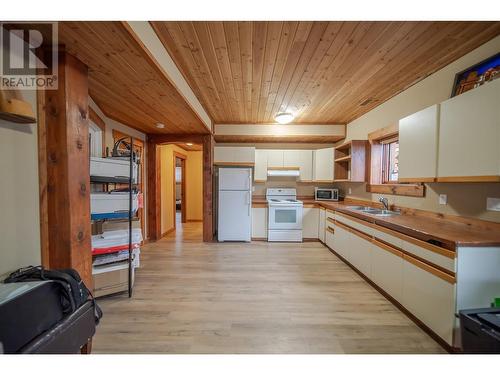 2800 Blackbear Crescent, Kimberley, BC - Indoor Photo Showing Kitchen With Double Sink