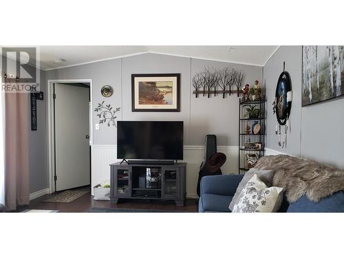 6064 Norman Road, 100 Mile House, BC - Indoor Photo Showing Living Room