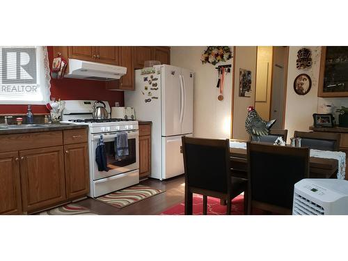 6064 Norman Road, 100 Mile House, BC - Indoor Photo Showing Kitchen