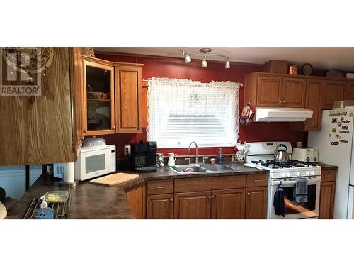 6064 Norman Road, 100 Mile House, BC - Indoor Photo Showing Kitchen With Double Sink